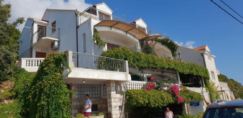 Molunat Apartment | Apartments Komaic