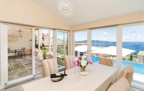 Brsecine House | Three-Bedroom Holiday Home In Brsecine