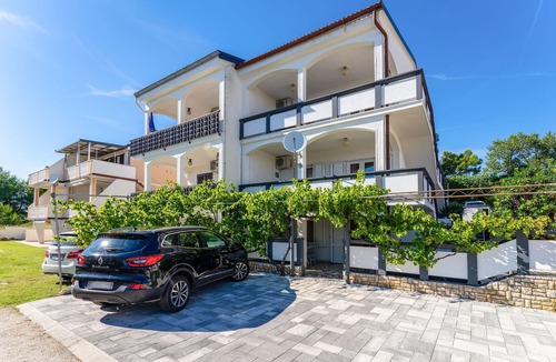 Rtina Apartment | 2 bedroom beach front apartment in Rtina
