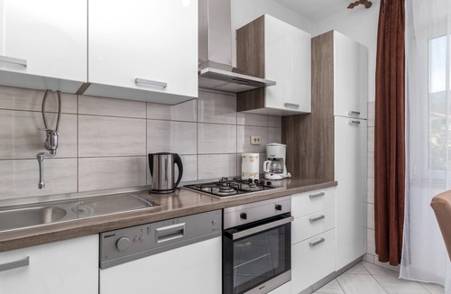 Jadranovo Apartment | 3 bedroom beach front apartment in Jadranovo