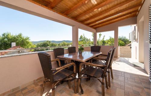 Velim Apartment | 3 Bedroom Lovely Apartment In Radasinovci
