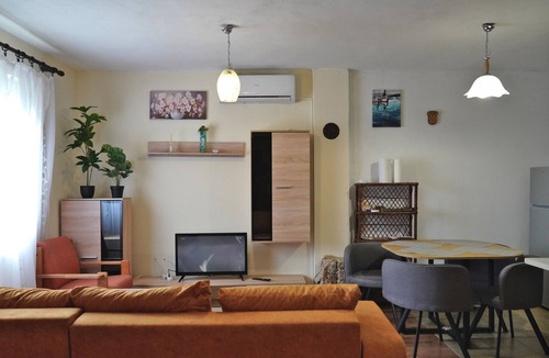 Petrovija House | A two bedroom, budget friendly bungalow with large garden - Anma