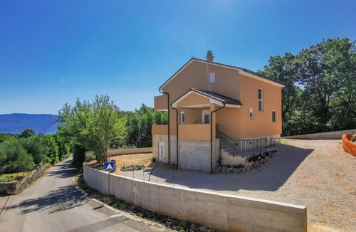 Risika House | Amazing home in Risika