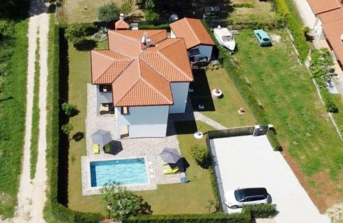 Cepljani Apartment | Apartment Apartment 2 in einer neuen Villa mit Pool in ruhiger Lage by Interhome