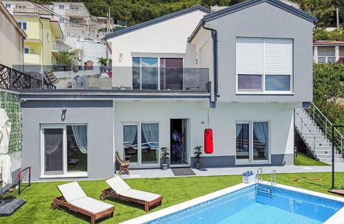 Celina Apartment | Apartment Luxury Mir by Interhome