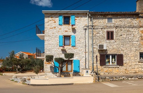 Vabriga Apartment | Apartment Valerija, stone house with sea view
