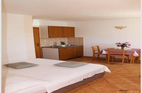 Podglavica Apartment | Apartments Juras - Studio Apartment with Balcony and Side Sea View Tea