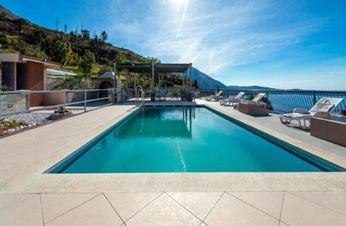 Zavrelje Apartment | Apartments Klis -Two-Bedroom Apartment with Terrace