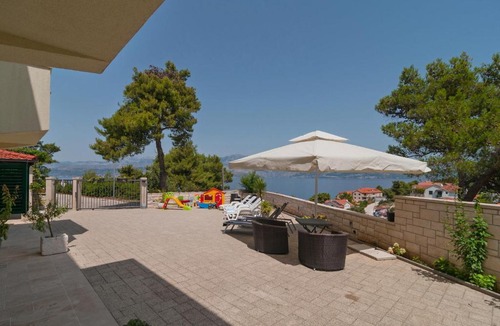Postira Apartment | Apartments Lovorka