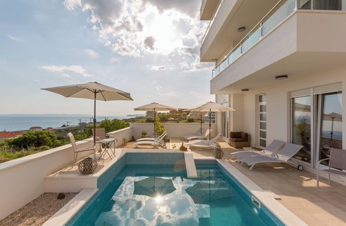 Znjan Apartment | Aquamarine Apt, Pool & Sea View in Belo Horizonte