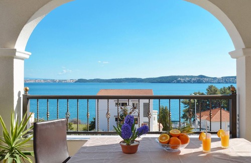 Seget Donji Apartment | ARTE, spacious apartment with sea view, 4 + 1 persons, 80m from pebble beach