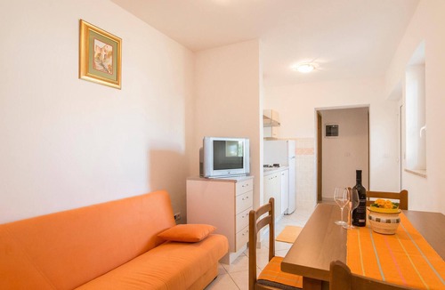 Lovrecica Apartment | Awesome apartment in Lovrecica with WiFi
