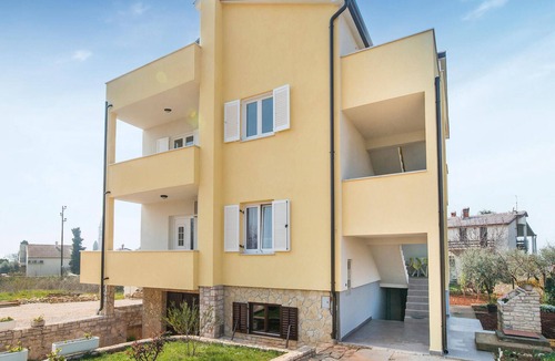 Lovrecica Apartment | Awesome apartment in Lovrecica with WiFi