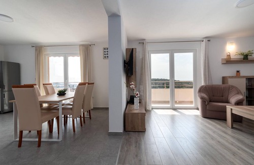 Dvornica House | Awesome home in Kanica