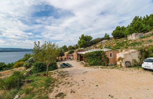 Murvica House | Awesome home in Nerezisca with WiFi