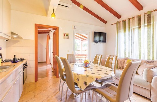 Peroj House | Awesome home in Vodnjan with WiFi