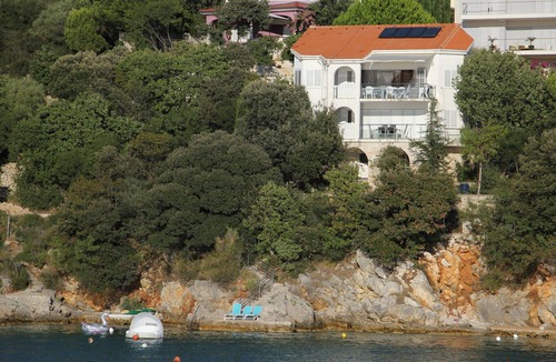 Potocnica Apartment | Beach Apartment 1: private bathing area, sandy beach, WiFi, ideal for families