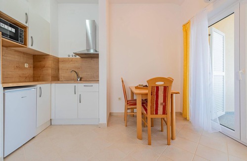 Kosljun Apartment | Beach front apartment in Kosljun with WiFi