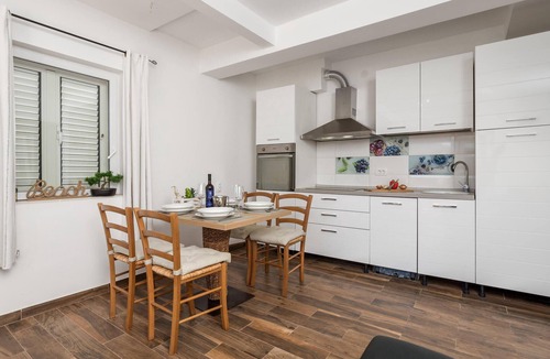 Cres Apartment | Beach front apartment in Cres with WiFi