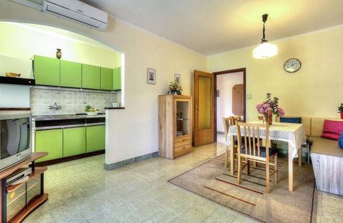 Mugeba Apartment | Beach front apartment in Porec with WiFi