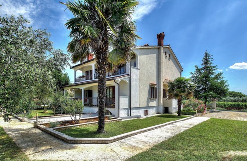 Mugeba Apartment | Beach front apartment in Porec with WiFi