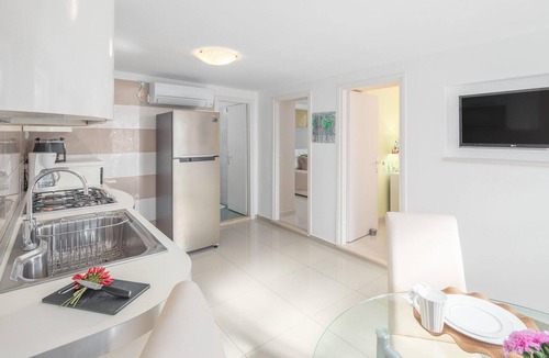 Ravni Apartment | Beach front apartment in Ravni with WiFi