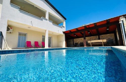 Ribarica Apartment | Beachfront House Robert with Pool