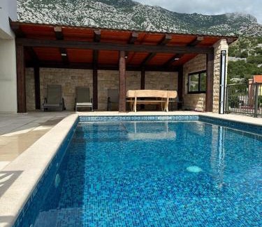 Ribarica Apartment | Beachfront House Robert with Pool