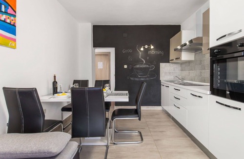Vratarusa Apartment | Beautiful apartment for 5 people with WIFI, pool, A/C, TV, terrace and pets allowed