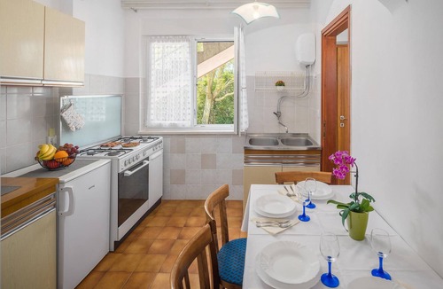 Lovrecica Apartment | Beautiful apartment in Lovrecica with WiFi