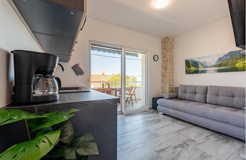 Prizna Apartment | Beautiful apartment in Prizna with WiFi