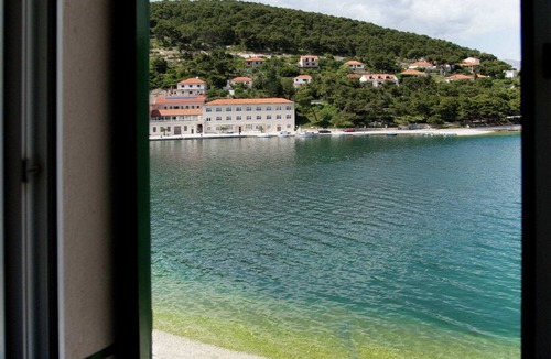 Pucisca House | Beautiful holiday home on the island Brac, with the sea and a small beach in front of the door!