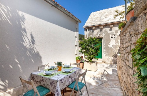 Pucisca House | Beautiful holiday home on the island Brac, with the sea and a small beach in front of the door!