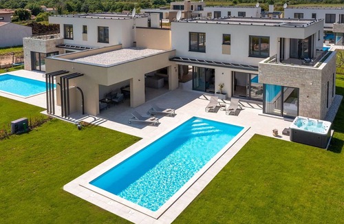 Nova Vas Villa | Beautiful private villa with WIFI, private pool, A/C, hot tub, TV, terrace and pets allowed