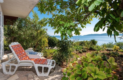 Kuciste Apartment | Bella Perna 2-Bedroom Holiday Apartment with Sea-view!