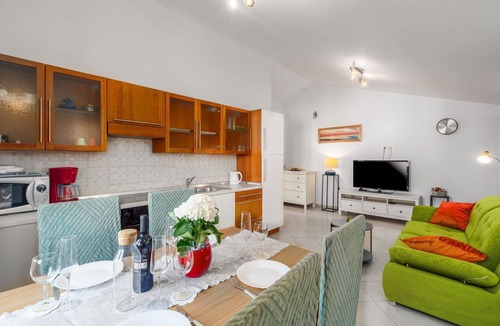 Brulo Apartment | Bright apartment just 350 metres from the beach with sea views and a lovely terrace
