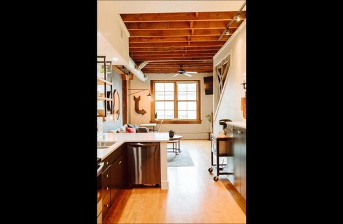 Downtown Springfield Apartment | Broken Clock