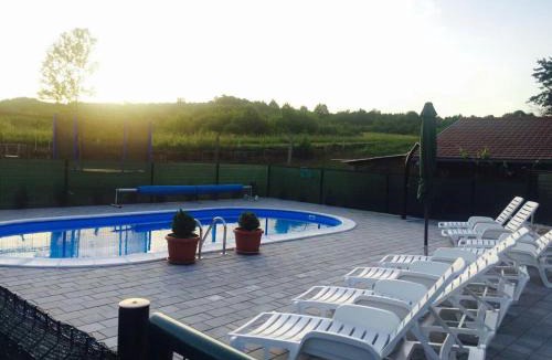 Rakovica Apartment | Charming Apartment in Rakovica with Shared Pool