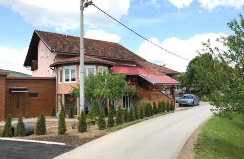 Rakovica Apartment | Charming Apartment in Rakovica with Shared Pool