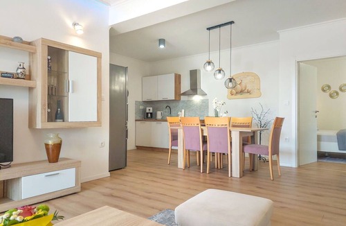 Viskovo Apartment | Cosy apartment for 2 people with pool, WIFI, A/C, TV and terrace