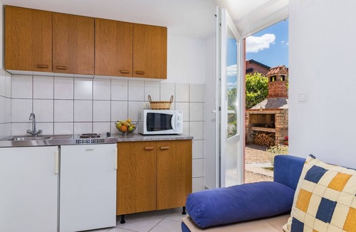 Nova Vas Apartment | Cosy apartment for 3 guests with WIFI, pool, A/C, TV and terrace