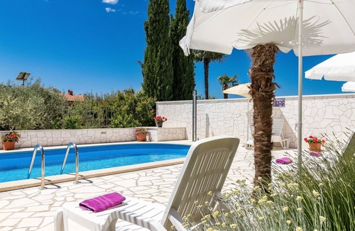 Nova Vas Apartment | Cosy apartment for 3 guests with WIFI, pool, A/C, TV and terrace