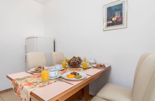 Rab Apartment | Cosy apartment for 4 guests with WIFI, pool, A/C, TV and balcony