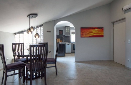 Tulisevica Apartment | Cosy apartment for 4 people with A/C, pool, WIFI, TV, terrace and pets allowed
