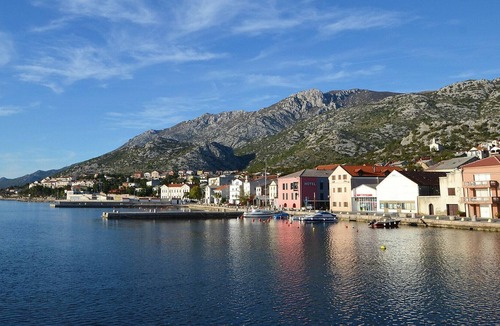 Ribarica Apartment | Cosy apartment for 4 people with WIFI, pool, A/C, TV, terrace, pets allowed and parking