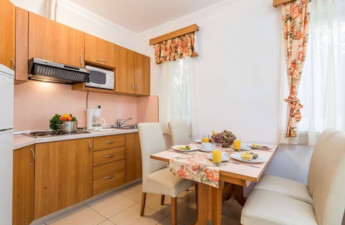 Banjol Apartment | Cosy apartment for 4 people with pool, A/C, WIFI, TV and terrace