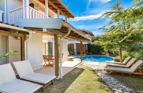 Banjol Apartment | Cosy apartment for 4 people with pool, A/C, WIFI, TV and terrace