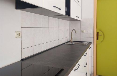 Batomalj Apartment | Cosy apartment for 4 people with A/C, WIFI, TV, patio and pets allowed