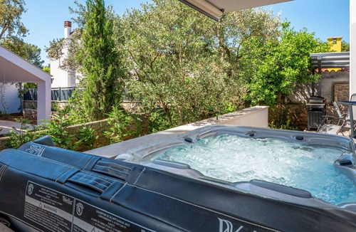 Artatore Apartment | Cosy apartment for 6 people with A/C, WIFI, hot tub, TV and terrace