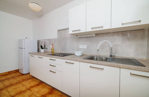 Povile Apartment | Cosy apartment just 250 metres from the beach with sea views, barbecue area, private parking